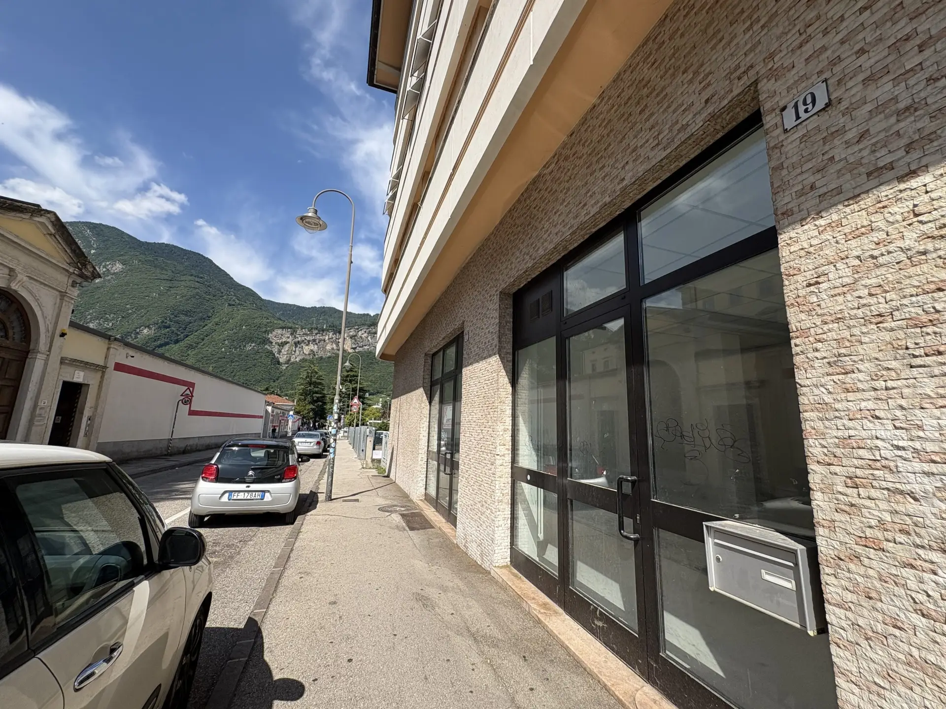 AFFITTASI NEGOZIO – UFFICIO IN VIA MADRUZZO