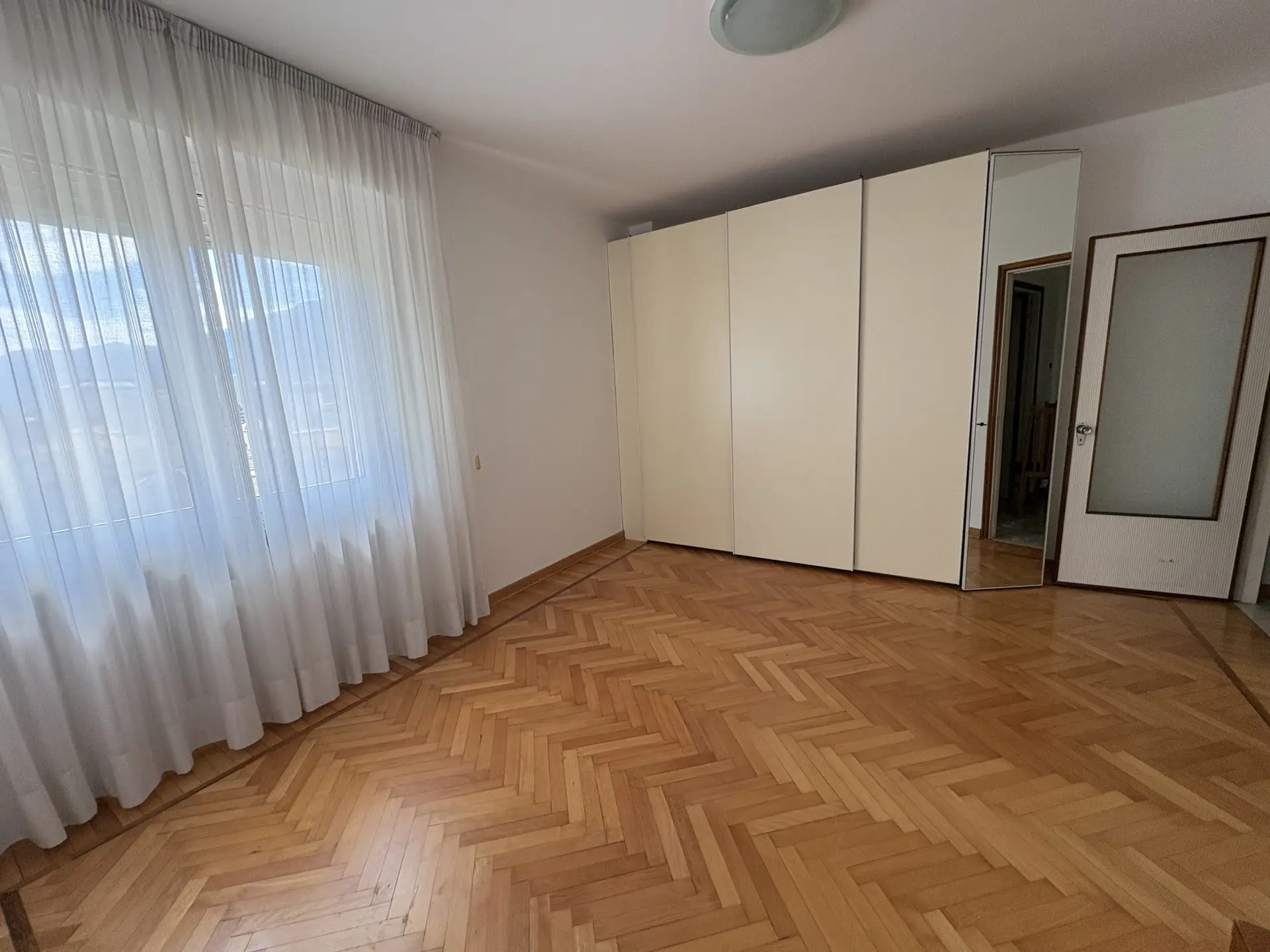 VENDESI APPARTAMENTO 2 STANZE IN VIA NICOLODI CON GARAGE