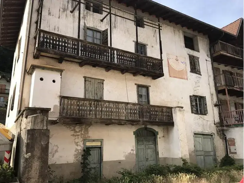 VENDESI PORZIONE DI CASA DA RISTRUTTURARE A BOSENTINO