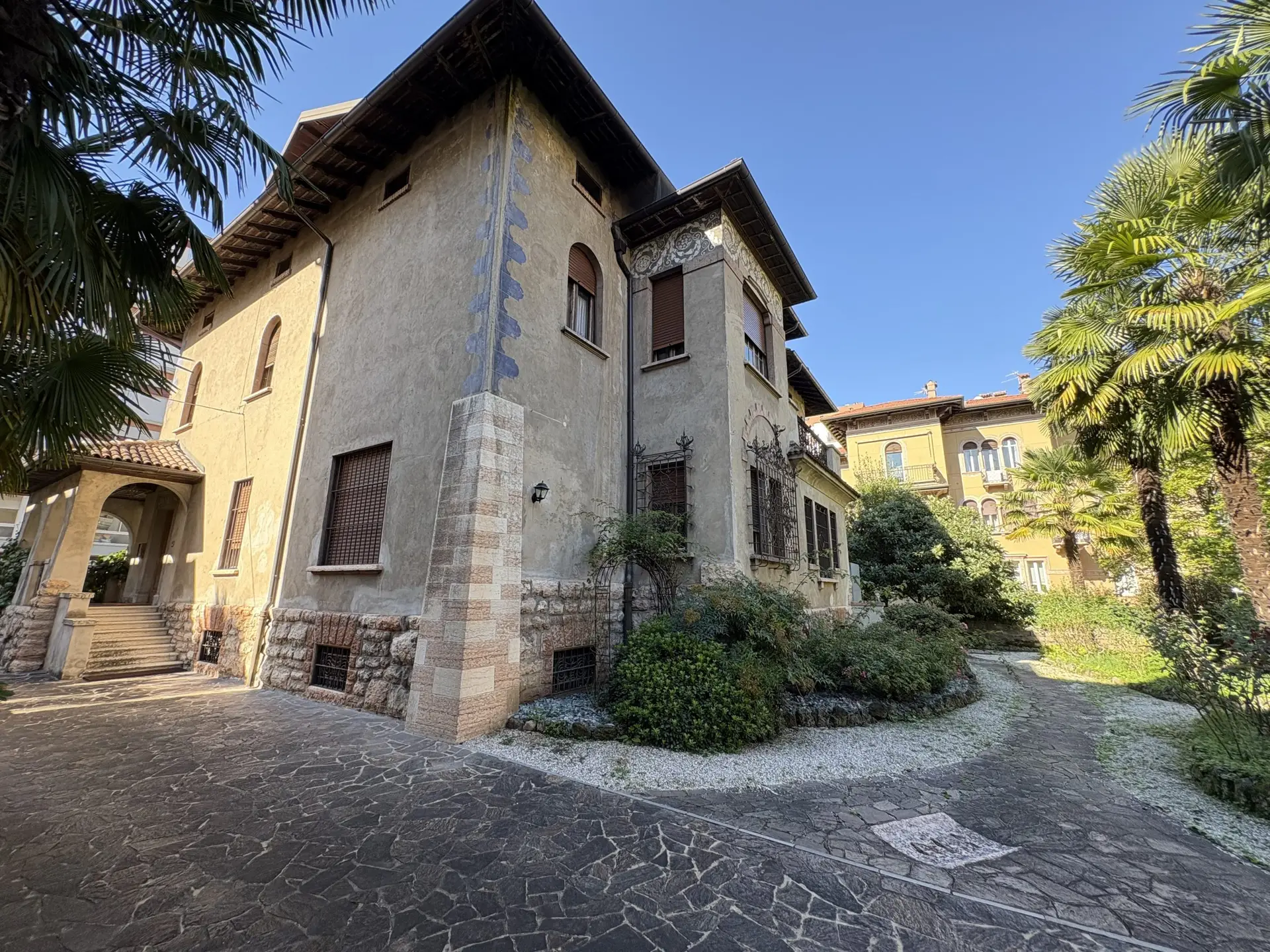 VENDESI PRESTIGIOSA VILLA LIBERTY IN VIA BRIGATA ACQUI