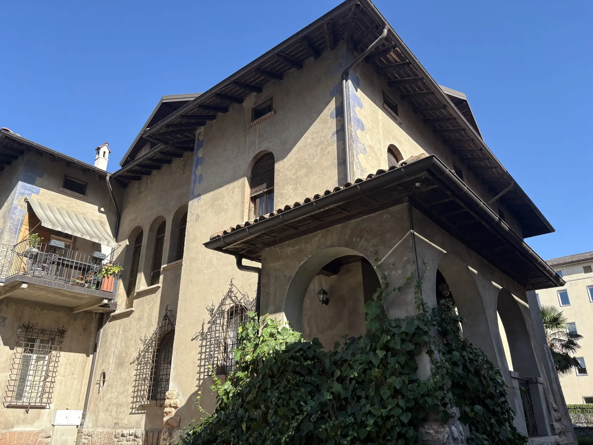 VENDESI PRESTIGIOSA VILLA LIBERTY IN VIA BRIGATA ACQUI