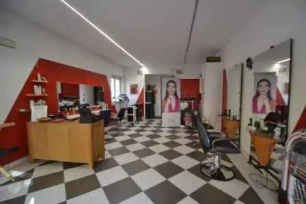 AFFITTASI LOCALE COMMERCIALE (NEGOZIO/UFFICIO) A LAVIS