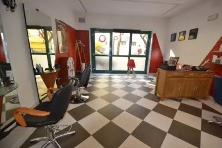 AFFITTASI LOCALE COMMERCIALE (NEGOZIO/UFFICIO) A LAVIS