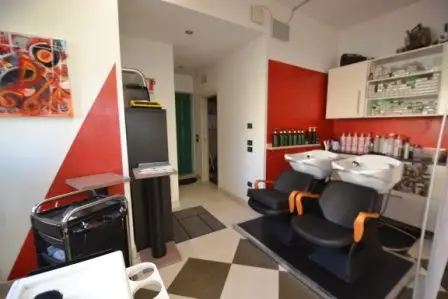 AFFITTASI LOCALE COMMERCIALE (NEGOZIO/UFFICIO) A LAVIS