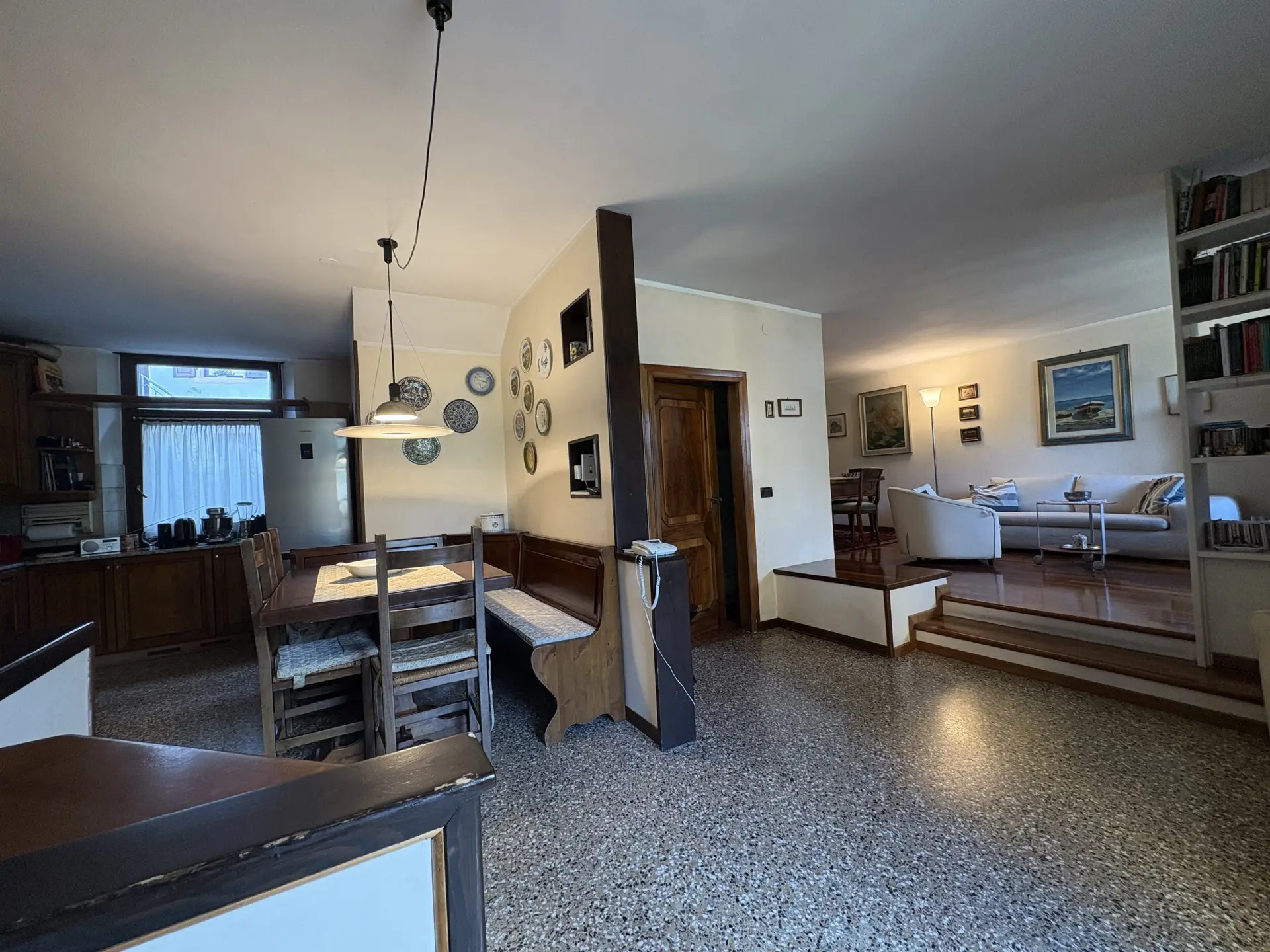 VENDESI CASA IN VIA CERVARA