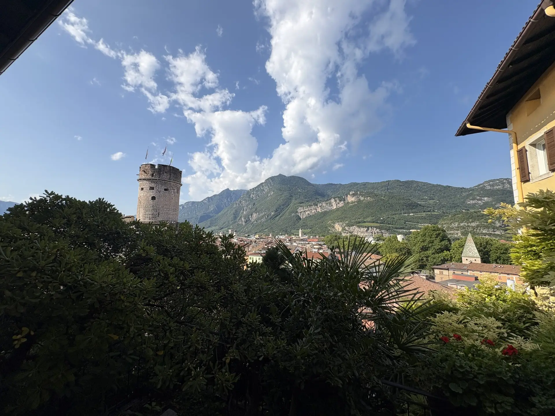 VENDESI CASA IN VIA CERVARA