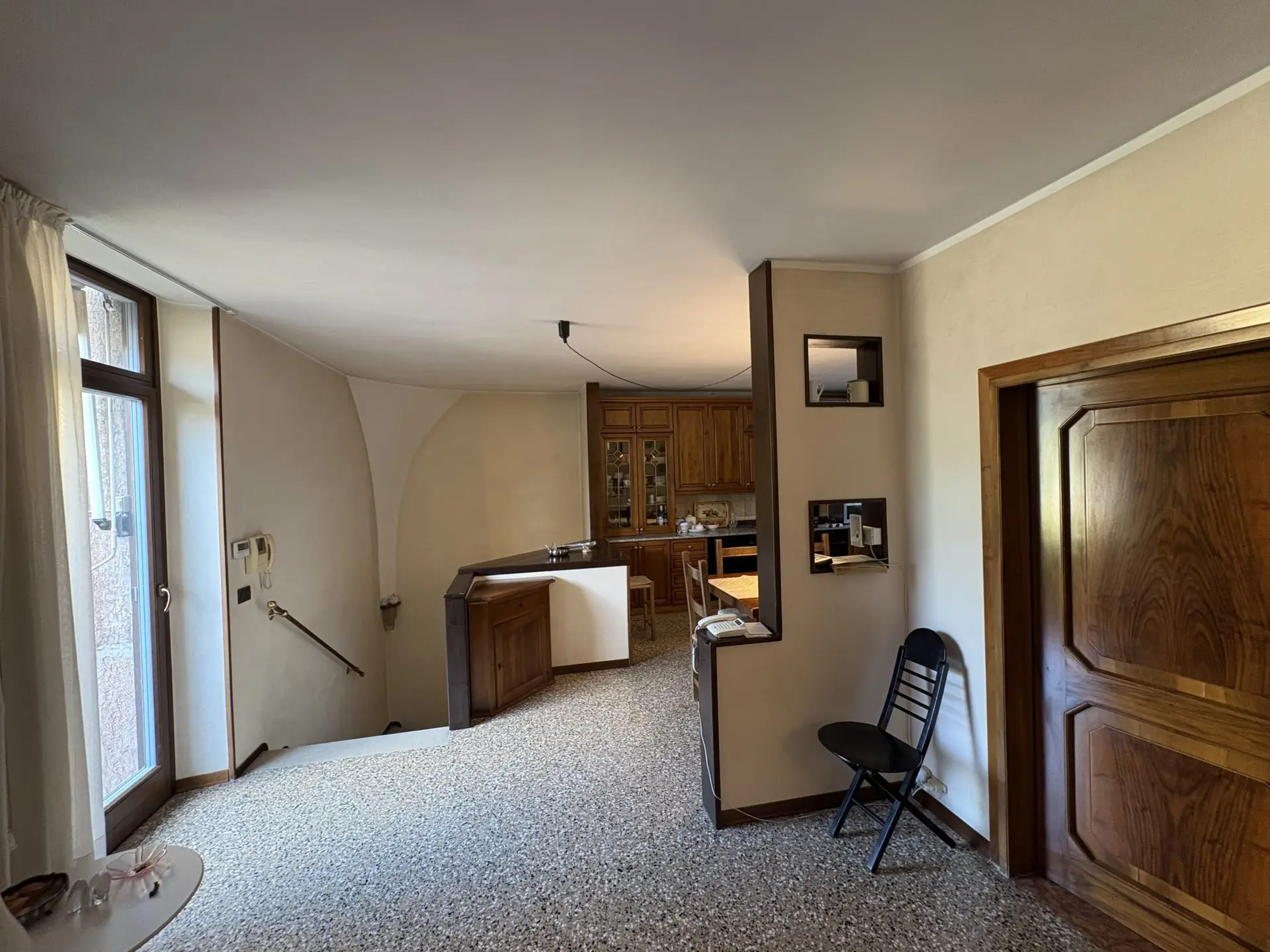 VENDESI CASA IN VIA CERVARA