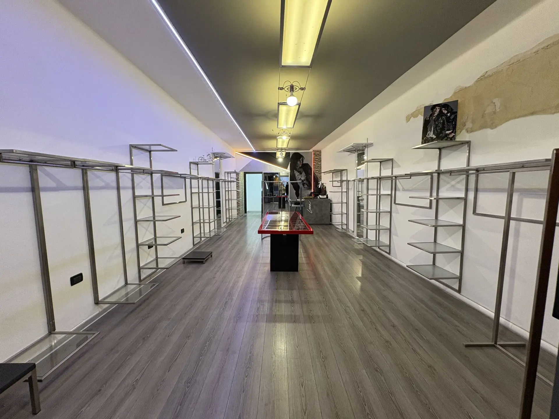 AFFITTASI NEGOZIO IN VIA SUFFRAGIO