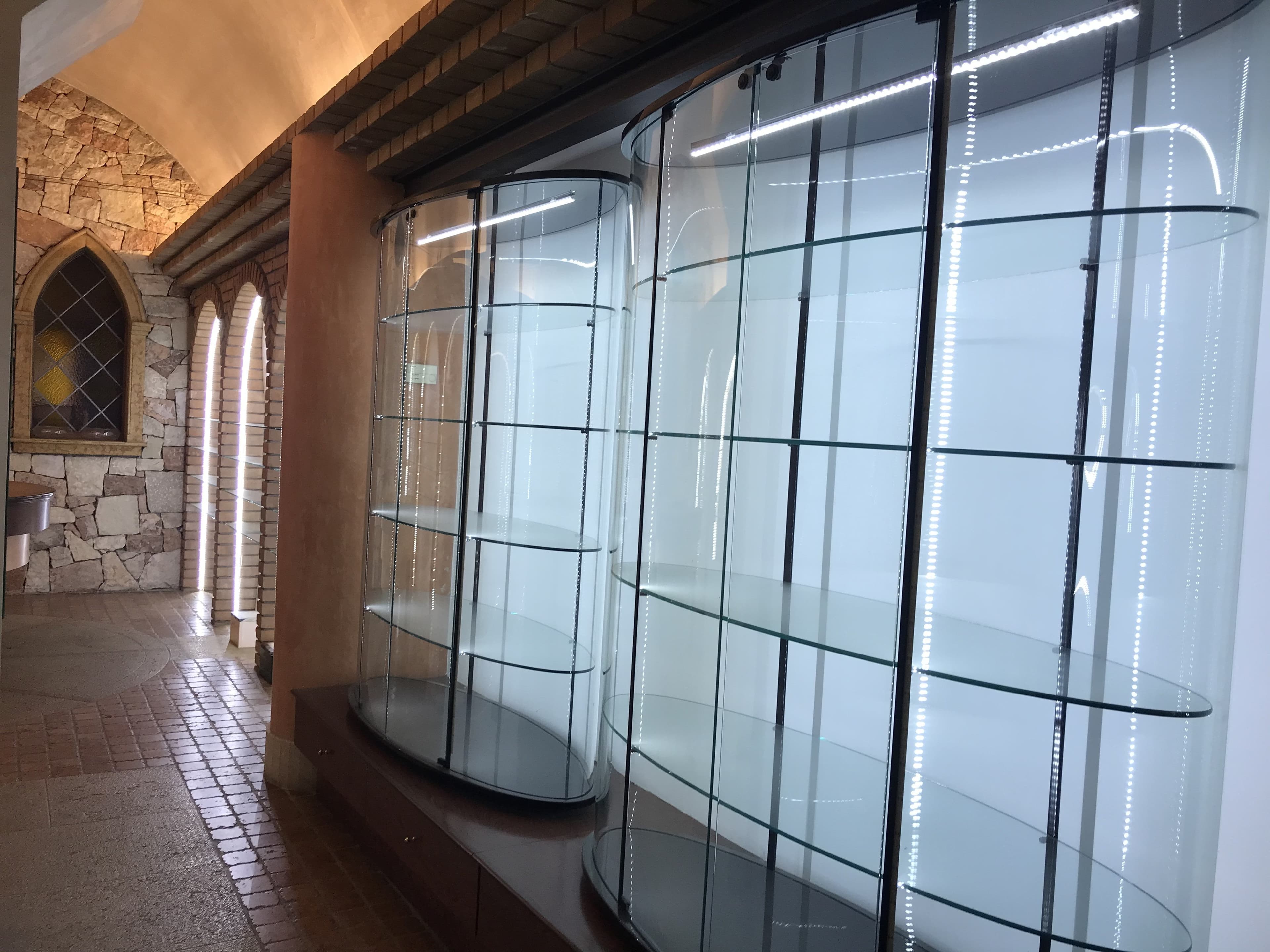 AFFITTASI NEGOZIO IN VIA SAN PIETRO