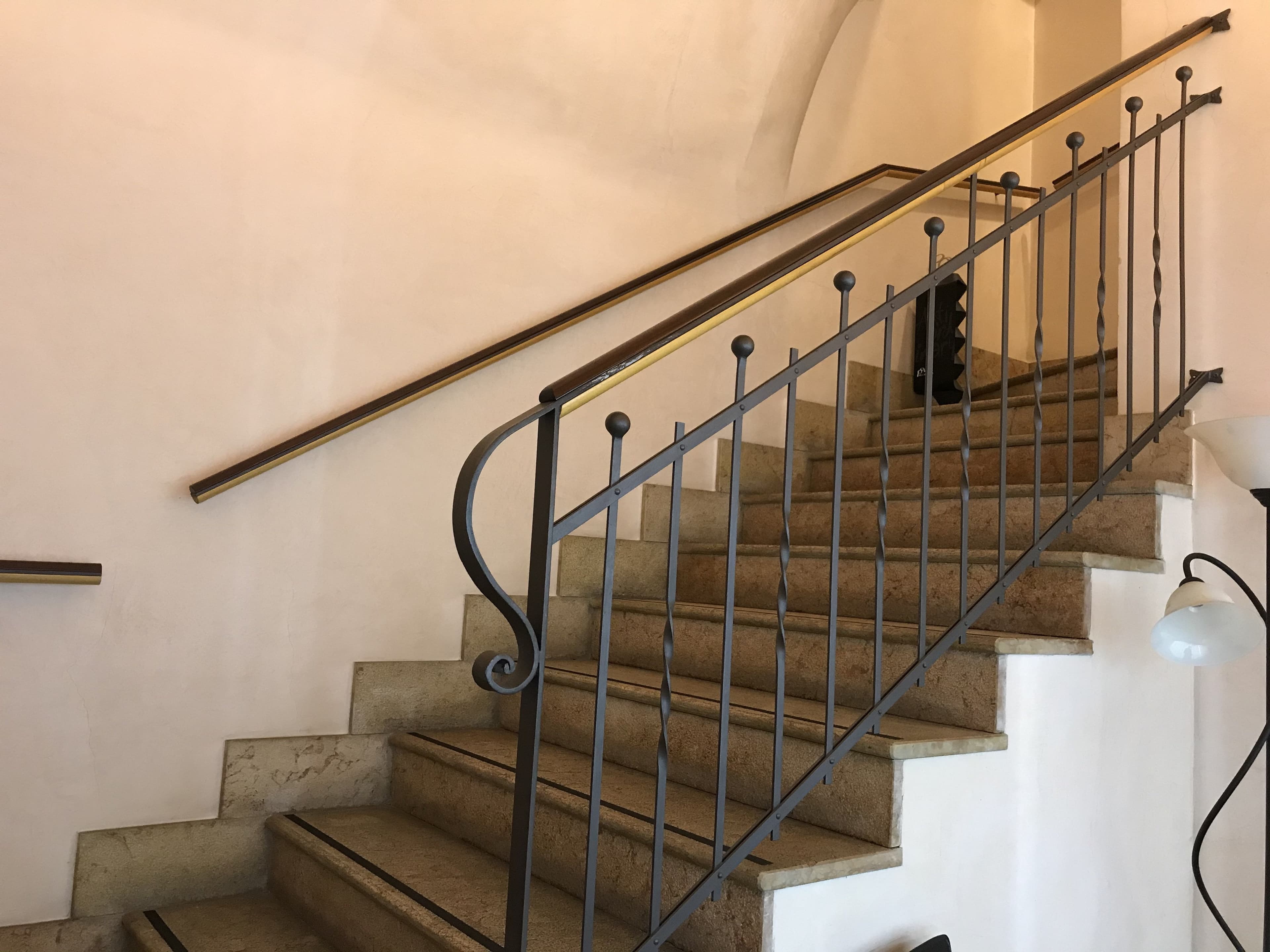 AFFITTASI NEGOZIO IN VIA SAN PIETRO