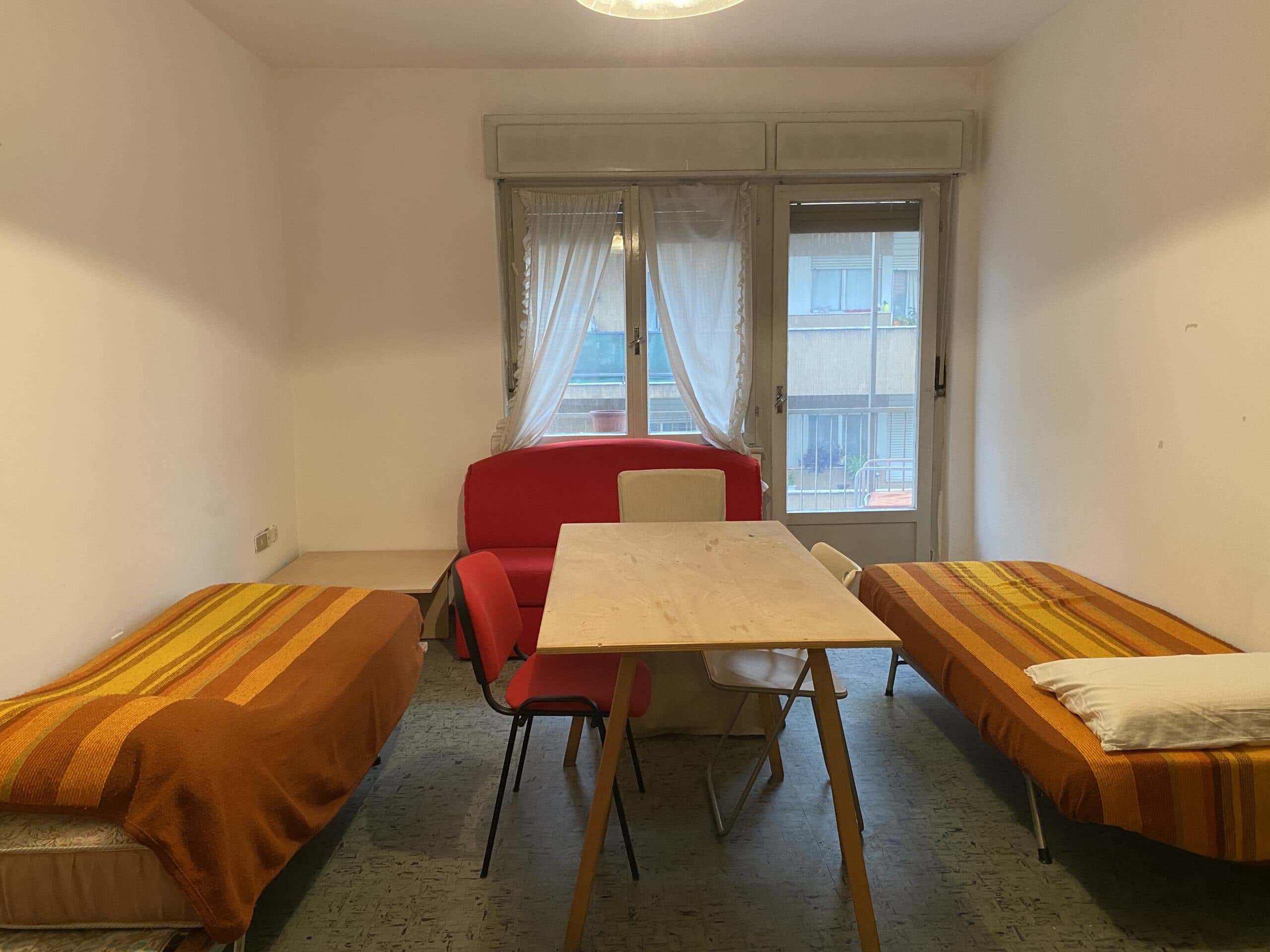 AFFITTASI STANZE SINGOLE O DOPPIE IN VIA STOPPANI