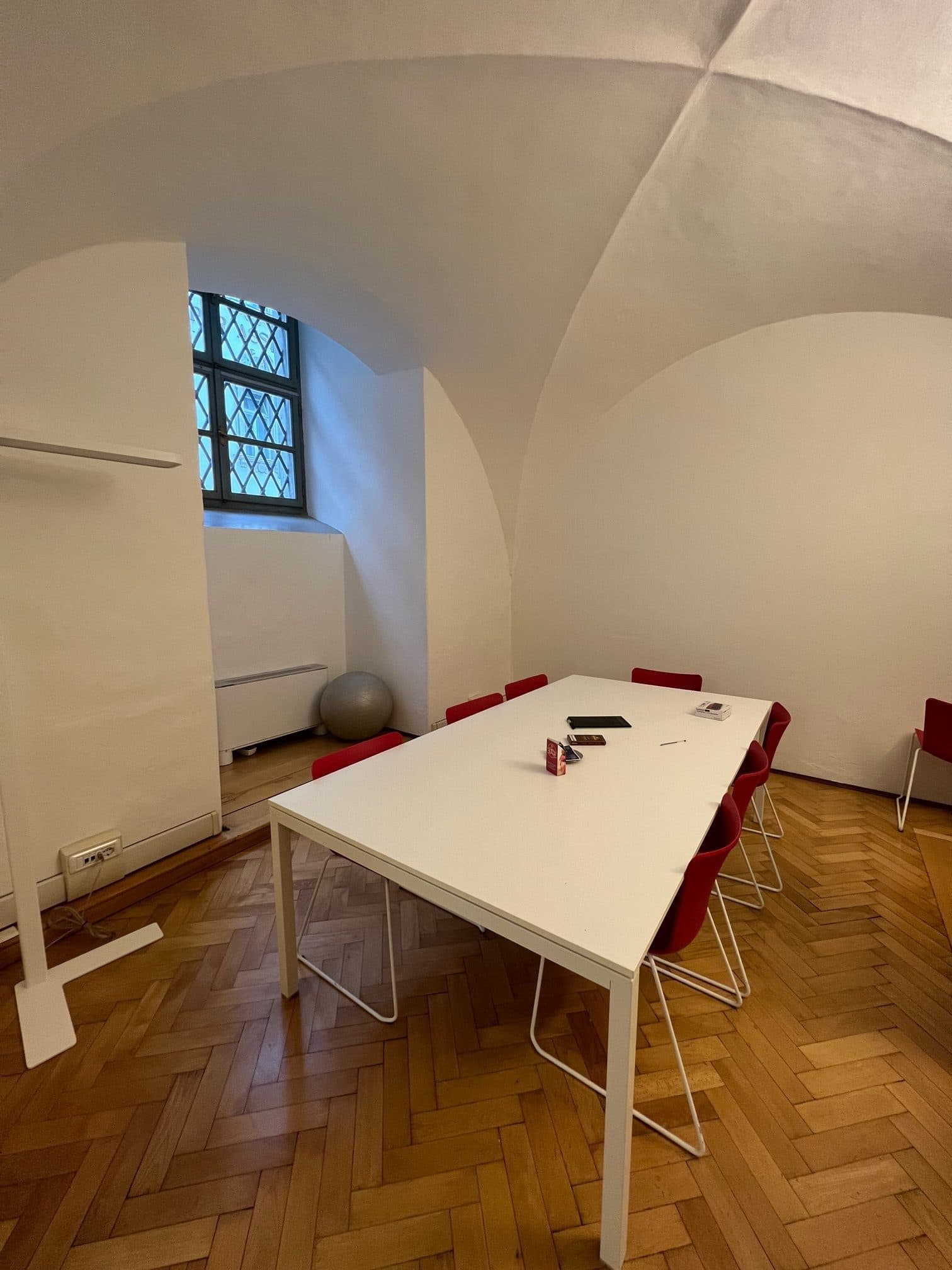 AFFITTASI UFFICI A PIANO TERRA IN VIA MANCI