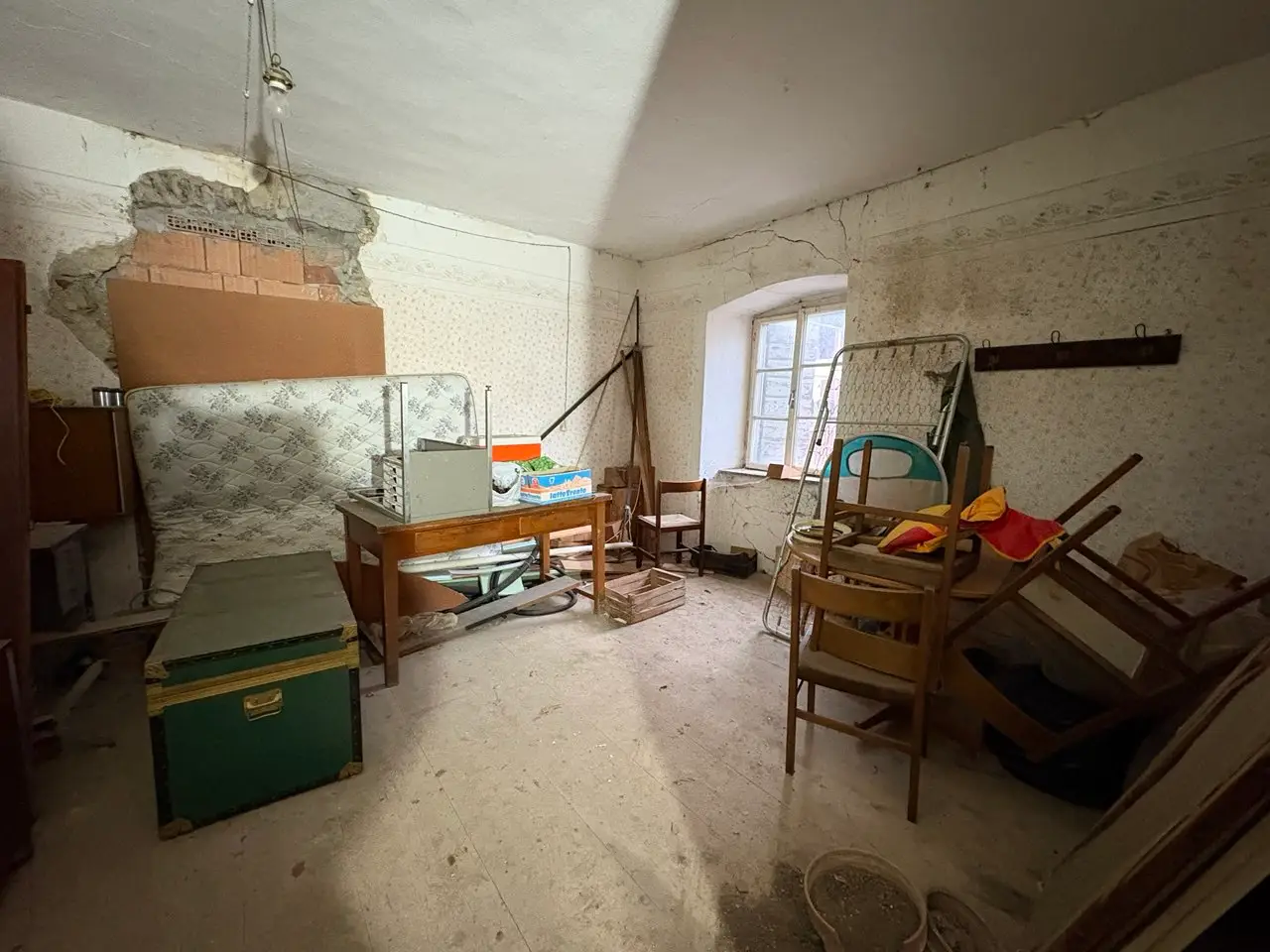 VENDESI PORZIONE DI CASA DA RISTRUTTURARE A BOSENTINO