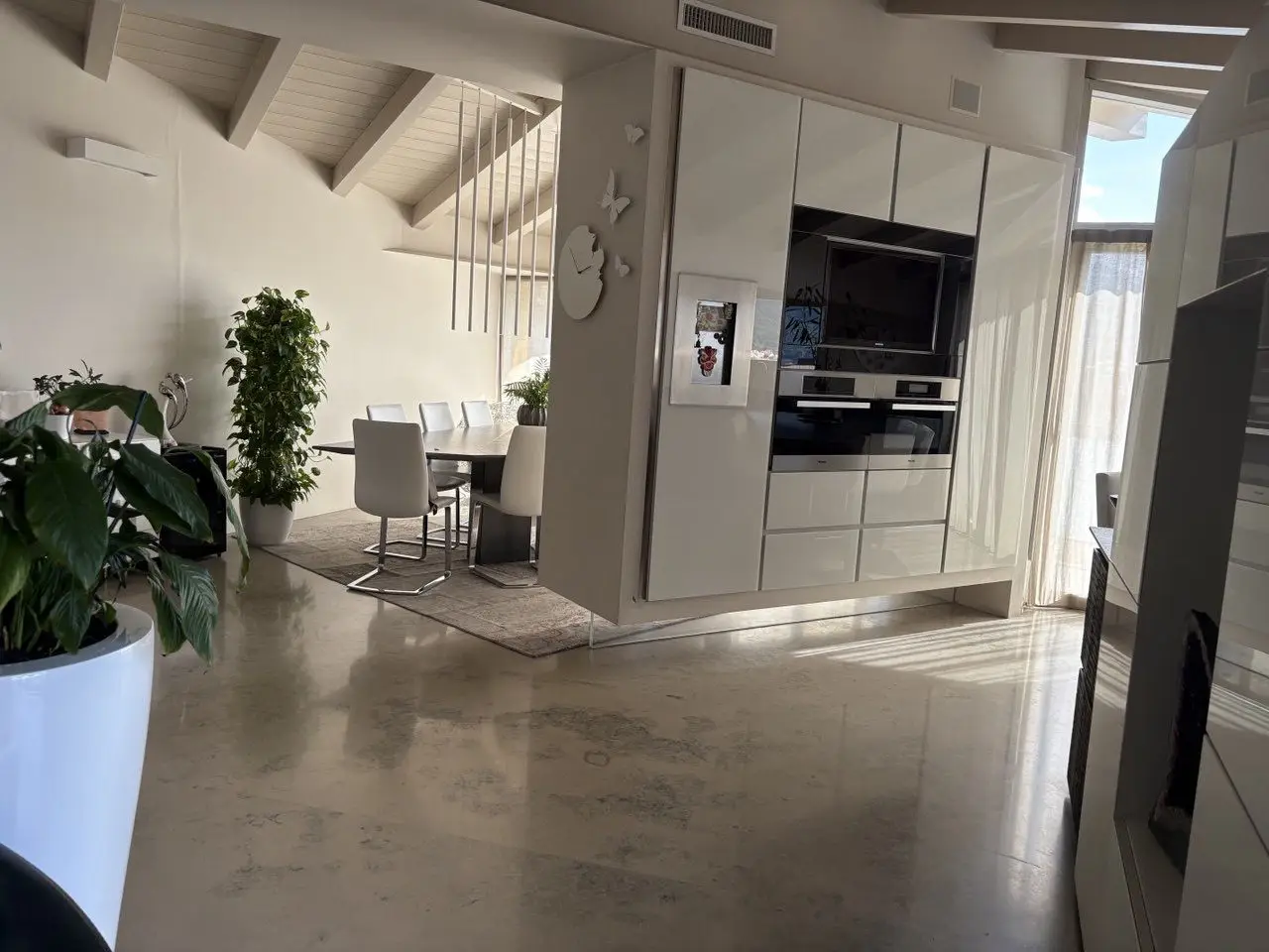 VENDESI SPLENDIDO ATTICO IN ZONA BOLGHERA CON AMPIO TERRAZZO PANORAMICO