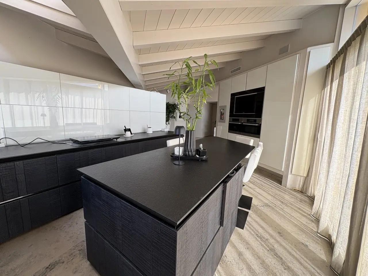 VENDESI SPLENDIDO ATTICO IN ZONA BOLGHERA CON AMPIO TERRAZZO PANORAMICO