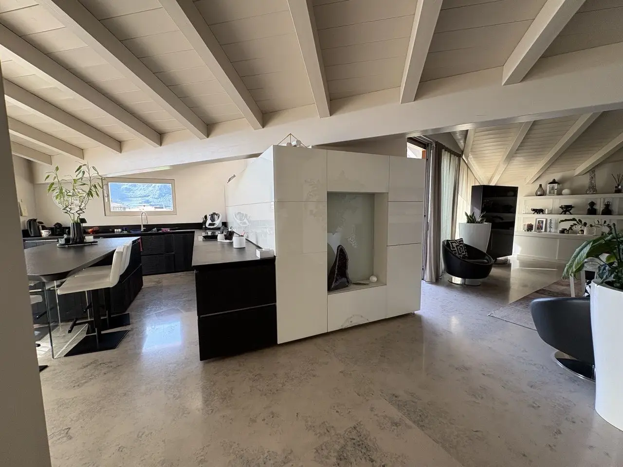 VENDESI SPLENDIDO ATTICO IN ZONA BOLGHERA CON AMPIO TERRAZZO PANORAMICO